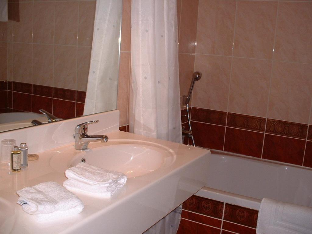 Hotel Domaine Du Pont De L'Eyre Salles  Zimmer foto