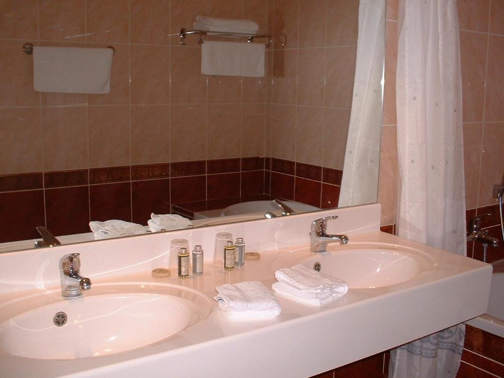 Hotel Domaine Du Pont De L'Eyre Salles  Zimmer foto